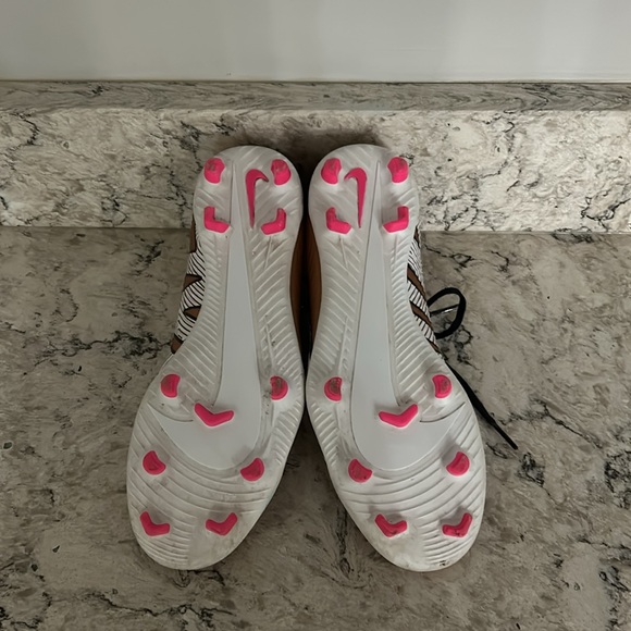 Size 6.5 Nike Soccer cleats - Picture 11 of 15